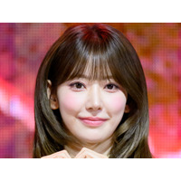 ずり落ちそう…LE SSERAFIM・宮脇咲良、胸元ざっくり“危険なオフショル姿”に視線釘付け！【PHOTO】 画像