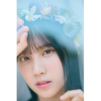 日向坂46「五期生のぽかぽか写真館」本日より撮りおろしグラビア掲載がスタート！松尾桜がオフショルワンピ姿を披露 画像