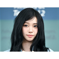 aespa・カリナ、“無欠点美貌”に視線集中！小顔際立つ爽やかルックでミラノに出国【PHOTO】 画像