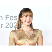 BLACKPINK・リサ、胸元の線がくっきり…ぴっちりドレス着た圧巻美貌！渦中の坂口健太郎との姿も【PHOTO】 画像