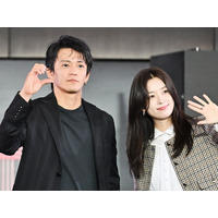 俳優の小栗旬＆『トンイ』女優ハン・ヒョジュ、日韓の美男美女2SHOT！仲睦まじい姿が話題【PHOTO】 画像