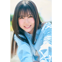 日向坂46・鶴崎仁香、爽やかシャツ姿の撮り下ろしカットが公開！ 画像