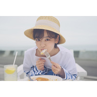 伊原六花、パンケーキを頬張るキュートなショットも！『2026年カレンダー』が発売決定 画像
