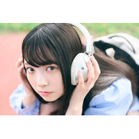 日向坂46・佐藤優羽、ヘッドフォン×上目遣いの可愛らしいショットを公開！ 画像