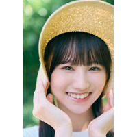 日向坂46・高井俐香、透明感あふれるワンピース姿！爽やかな撮り下ろしカットが公開 画像