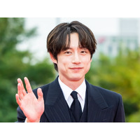 「また痩せた？」坂口健太郎が韓国授賞式のレッドカーペットに登場！優しい笑顔でファンサービス【PHOTO】 画像