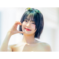 i-dle・ミンニ、胸元ざっくり大胆ワンピでリゾート満喫！小麦肌のヘルシーボディに釘付け【PHOTO】 画像