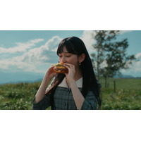 乃木坂46・池田瑛紗、マクドナルドCMに初出演！堺雅人と“サムライマック”頬張る 画像