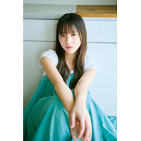 日向坂46・下田衣珠季、18歳らしいフレッシュな魅力！シンプルワンピで『FLASH』に登場 画像