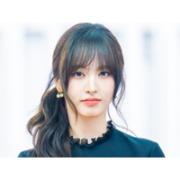 おみ脚の長さバグってる…超ミニワンピで足組み、IVE・リズの近況に反響「超最強」【PHOTO】 画像