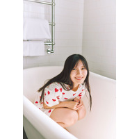 日向坂46・河田陽菜、ルームウェア姿でバスタブから“ひょっこり”！本人熱望の先行カットが公開 画像