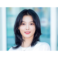 こんなに色っぽく…“あの韓国時代劇”の名子役、ドレス姿で魅せた大人の美貌「どんどんキレイに」【PHOTO】 画像