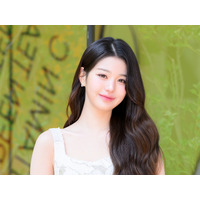 ここまで大胆に…IVE・ウォニョン、美背中に華奢な肩まで思い切って公開！成熟した姿に注目【PHOTO】 画像