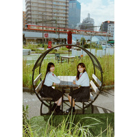 櫻坂46・新センター村井優＆初選抜・遠藤理子、仲睦まじい制服ツーショットを披露！ 画像