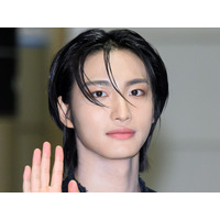「沖縄来てたの!?」ATEEZ・ソンファ、海が似合う爽やかな白シャツ姿にトキメキ…【PHOTO】 画像