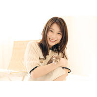芳根京子、初のカレンダー発売決定！ペットのフェレットと共演も 画像