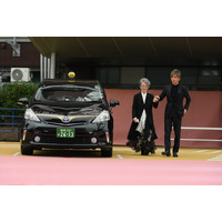 木村拓哉、タクシーを運転して登場！映画『TOKYO タクシー』セレモニーで倍賞千恵子をエスコート 画像
