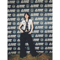 のん、台湾フェス出演を報告！“へそ出し”ロックコーデのオフショットに反響 画像