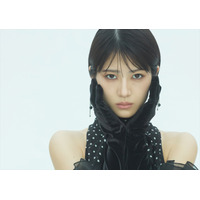 元乃木坂46・若月佑美、デビュー15周年記念カレンダーが発売決定！クラシカルな衣装でクールな魅力放つ 画像