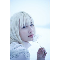 橋本愛、13年半ぶりの写真集を「30歳誕生日」に発売！金髪姿の幻想的なカットを公開 画像