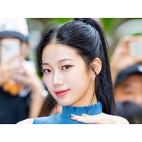 「イ、イケメンすぎる…」LE SSERAFIM・カズハ、“メンズライク”な新ビジュアルに沼落ちファン続出！【PHOTO】 画像