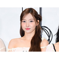 TWICE・ナヨン、挑発的な“チョコミント衣装”で舌ペロ！ツアーオフショットが話題【PHOTO】 画像
