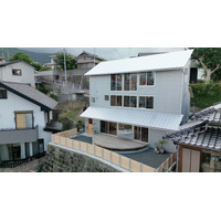 眺望に”全振り”した絶景ハウス！巨大擁壁の上にそびえ立つ佐世保港の家『住人十色』 画像