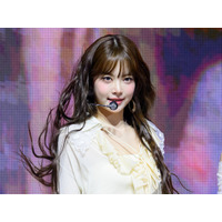 急成長が止まらない…LE SSERAFIM・ウンチェ、網タイツ姿で大人な魅力「ヤバい」【PHOTO】 画像