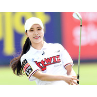 “純白ミニスカ”でしゃがみ込んで…ミス・コリア出身ゴルファー、美脚チラリの近況SHOTにファン虜【PHOTO】 画像