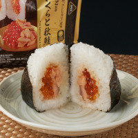 「いくら」と「秋鮭」を一度に堪能！ファミマ、おにぎり専門店監修の「ごちむすび」を18日より発売 画像