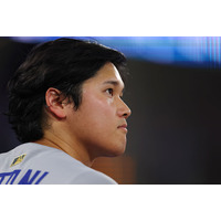 大谷翔平、愛犬デコピンに“祝福のキス”！ 3年連続満票MVPの喜びを真美子夫人と分かち合う 画像