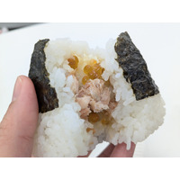 ファミマ、老舗ぼんご監修おむすび新発売！“握らない技”を機械で再現する新次元へ 画像