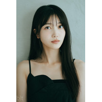 乃木坂46・久保史緒里、洗練された黒トップス姿で表紙に登場！卒業コンサートへの思いを明かす 画像