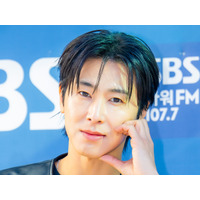 東方神起・ユンホ、洗練された黒レザージャケットルックを披露！ラジオ番組の収録に登場【独自写真】 画像