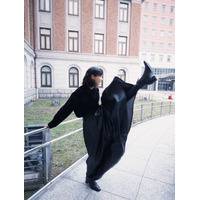 のん、ロングスカートで豪快キック！ワイルドなオフショに反響 画像