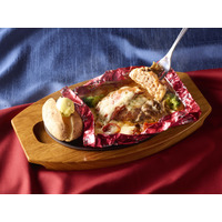 チーズがたっぷりな包み焼きハンバーグが登場！ココス、「燻製ベーコンと舞茸の包み焼きハンバーグ」を12月より発売 画像