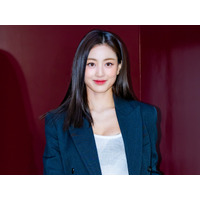 TWICE・ジヒョ、“超ミニ丈”ボトムスで生脚全開に！小麦肌際立つ太ももクロスSHOT【PHOTO】 画像