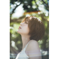 岡崎紗絵、20代ラスト写真集の未公開カットで構成した2026年カレンダー発売決定！ 画像