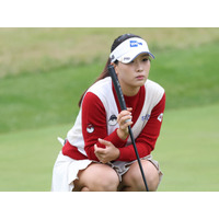 深めのスリットから生脚チラッ…韓国22歳女子ゴルファー、大胆な肩見せドレスに大絶賛「美の女神」【PHOTO】 画像