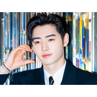 「プロポーズなの?!」ENHYPEN・ソンフン、ブラックスーツで放つ完璧ビジュアルにため息…【PHOTO】 画像