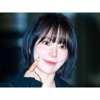 LE SSERAFIM・宮脇咲良、手作りマフラーでキュートな“赤ずきん”に変身！「天才的に可愛い…」【PHOTO】 画像