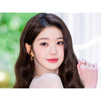 IVE・ウォニョン、ミニドレスから伸びる“美脚”に視線集中！振り向きウインクにキュン【PHOTO】 画像