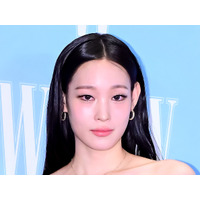 「布1枚だけ…?!」財閥令嬢K-POPアイドル・アニー、危険な“大胆バックレス”衣装で美背中全開【PHOTO】 画像