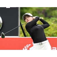 メリハリ抜群なスタイルに目が行く…韓国女子ゴルファー、タイト目ポロシャツから際立つ美貌に反響【PHOTO】 画像