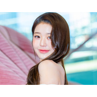 IVE・ウォニョン、大胆カットアウトで“美背中”全開！密着ミニワンピから完璧ボディラインあらわ【PHOTO】 画像