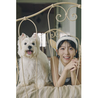 浜辺美波、愛犬と巡る2026年カレンダーが発売決定！25歳の今だから表現できる“大人っぽい表情”も 画像
