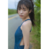 僕青・金澤亜美、背中があいたオーバーオール姿を披露！1st写真集が2026年2月に発売決定 画像