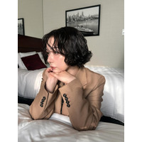 村重杏奈、黒髪ボブで印象ガラリ！クールなジャケット姿にファン歓喜 画像