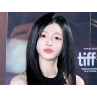 「美しい顔100人」にも選ばれたユア、“ピタッと”ノースリーブニットで際立つボリューム感【PHOTO】 画像