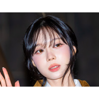 aespa・ウィンター、“カップルタトゥー”への視線を意識？右腕だけを隠す衣装に反応多数 画像